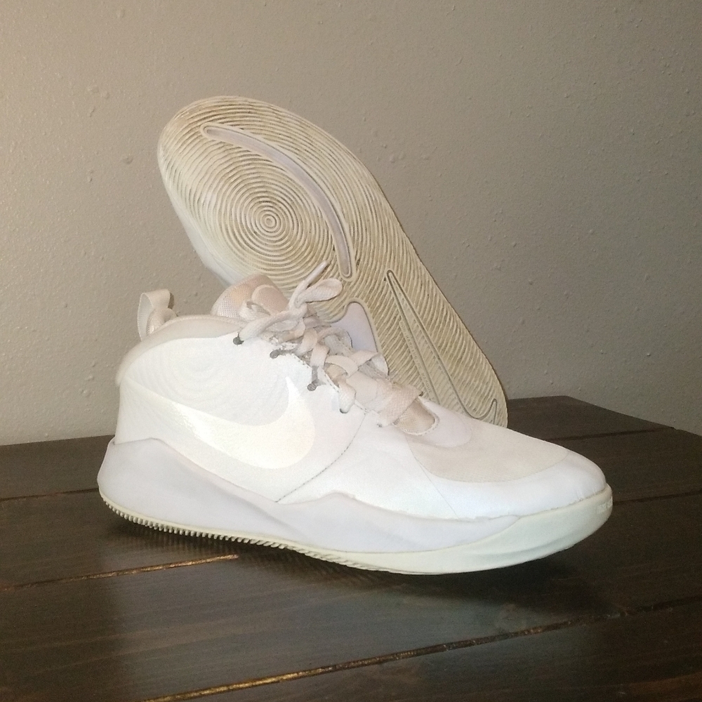 Nike Team Hustle Quick D9 Size 6.5 White